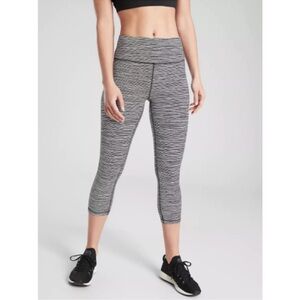 Athleta Ultimate Linear Lines Capri Leggings
